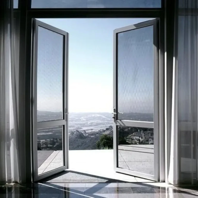 Aluminium swing door